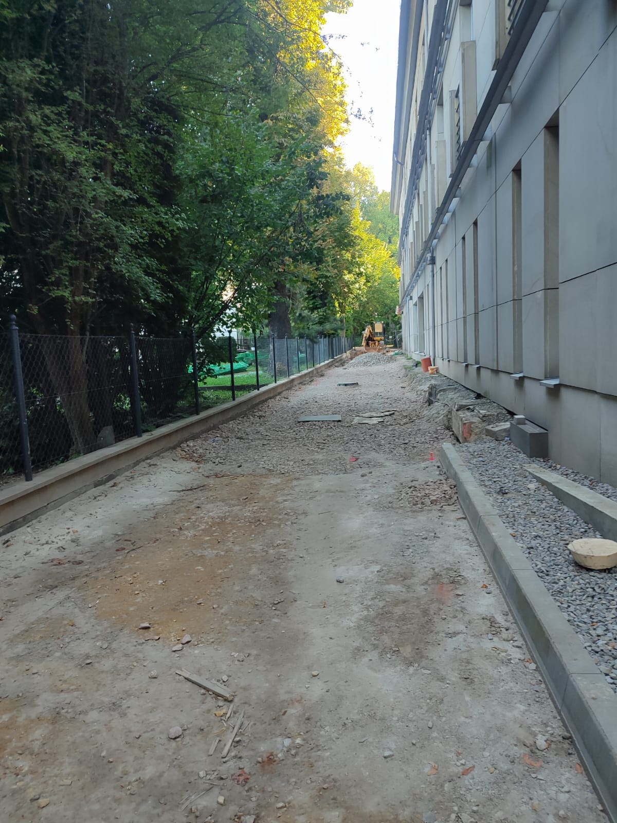 Przebudowa części drogi wewnętrznej wraz z przebudową instalacji kanalizacji zewnętrznej na terenie Małopolskiego Szpitala Rehabilitacyjnego w Krzeszowicach